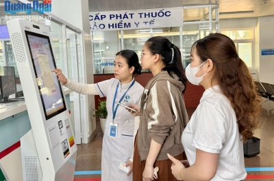 ki ốt thông minh hỗ trợ đăng ký khám, chữa bệnh tự động